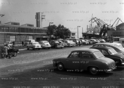 Parking przed Dworcem Morskim w Gdyni.
1963
0006744z
Fot....