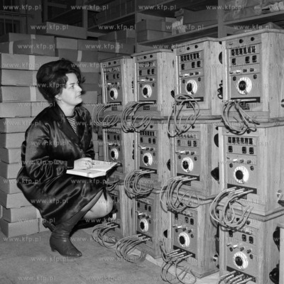 Pracownica Telekomonikacji dokonuje kontroli centralek...