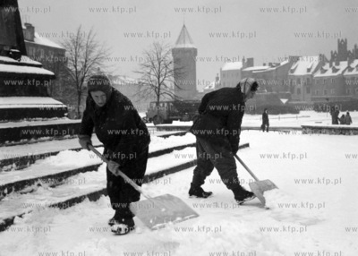 Odśnieżanie Targu Drzewnego w Gdańsku. 
1967
zhp_z.kosycarz_p10
Fot....