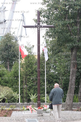 Krzyz stojacy na terenie stoczni gdynia, upamietniajacy...