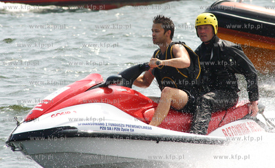 Aktor Maciej Zakoscielny plywa na skuterze wodnym po...