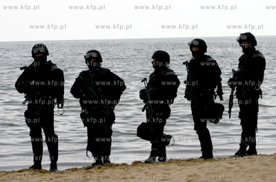 Ekipa filmowa serialu Kryminalni realizuje na plazy...