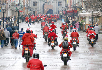 Okolo 380 Mikolajow na swych wspanialych dwu  i czterokolowych...