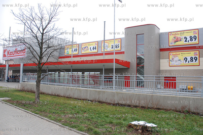 Bilboardy reklamujace promocje w markecie Kaufland...