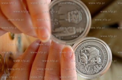 Miastko wypuscilo okazjonalna srebrna monete o nominale...