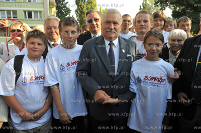 Prezydent Lech Walesa sklada kwiaty pod historyczna...