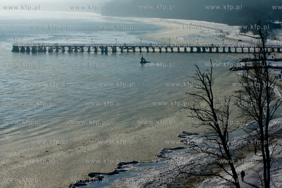 Mrozny poranek w Gdyni Orlowie. Nz. molo  24.01.2010...