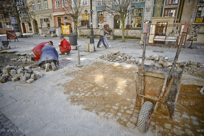 Remont plyt marmurowych na ulicy Dlugi Targ niedaleko...