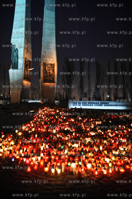 Apel Jasnogorki na Placu Solidarnosci w intencji ofiar...