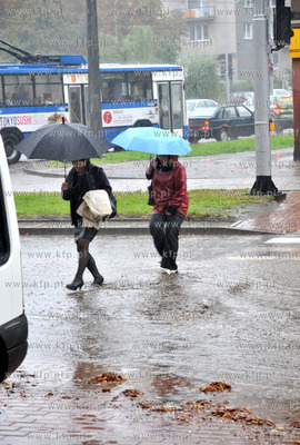 Gdynia. zbieg ul. Warszawskiej i Slaskiej. Zalane ulice...