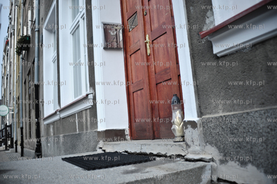 Dzien Wszystkich Swietych w Gdansku. Nz. znicz pod...