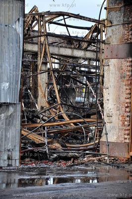 Gdansk. Dogaszanie pozaru na terenie Stoczni Gdanskiej...