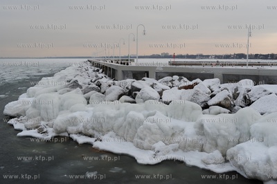 Sopot, molo. Zatoka Gdanska zamarzla ponad 1 km od...