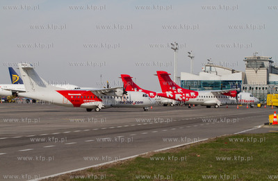 Gdansk, Rebiechowo. Nz.ATR linii Eurolot w tle samoloty...