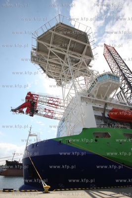 Gdansk. Nabrzeze Obroncow Westerplatte. Podniesienie...