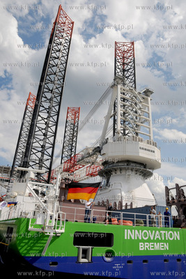 Gdansk. Nabrzeze Obroncow Westerplatte. Podniesienie...