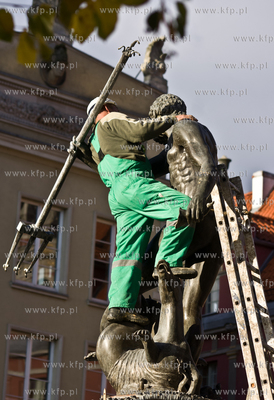 Gdansk, Dlugi Targ. Neptun odzyskal lewa reke, ktora...