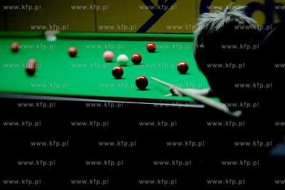 Australijczyk Neil Robertson podczas treningowej rozgrzewki...