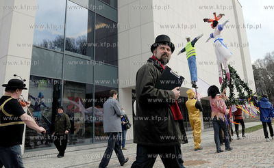Zawieszenie wiechy na Teatrze Muzycznym w Gdyni. Nz....