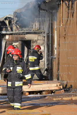 Pozar malarni firmy Indusco przy ul. Hutniczej w Gdyni,...
