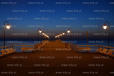 Gdynia Orlowo. Na Orlowskiej plazy o swicie. Oswietlone...