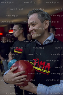 Slupsk. Prezydent Robert Biedron gral w kregle w  Kregielni...