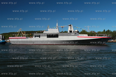 Gdynia. ORP Ślązak bezpośrednio po wodowaniu podczas...