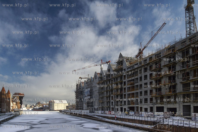 Gdańsk. Widok na Wyspę Spichrzów i budowę kompleksów...