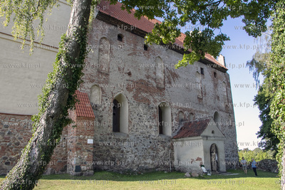 Zamek krzyżacki komornicki w Bezławkach w województwie...
