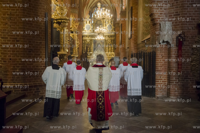 Z powodu pandemii koronawirusa wierni nie mogą uczestniczyć...