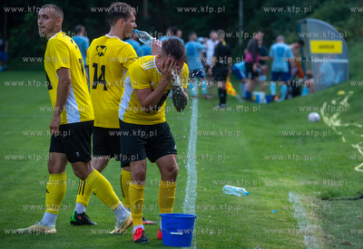 Mecz piłkarskiej Klasy A, w którym zmierzyły się...