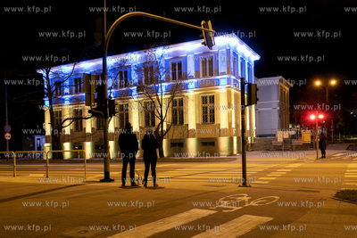 Niebiesko-żółte iluminacje na budynku Urzędu Miasta...