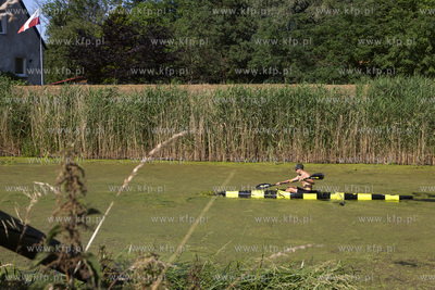Kajakarz na Motławie w Mokrym Dworze w gmienie wiejskiej...