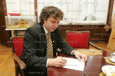 Prezydent Sopotu Jacek Karnowski rozwiazuje testy Faktu.
30.09.2005
fot....