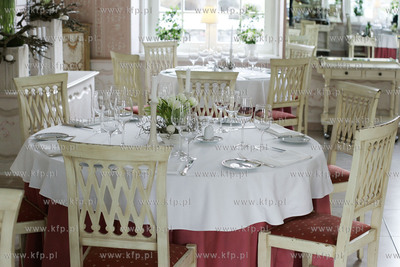 Dwor Oliwski polozony w malowniczej Dolinie Radosci...