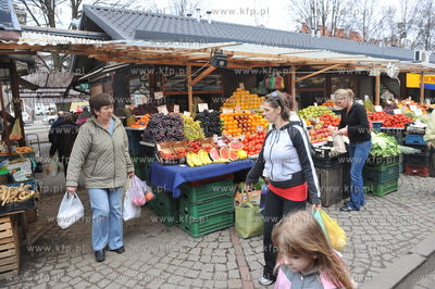 Stragany z zawsze swiezymi owocami i warzywami wzdluz...