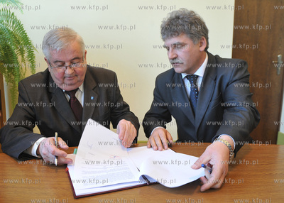 Gdansk. Urzad Wojewodzki. Podpisanie uwow z samorzadowcami...