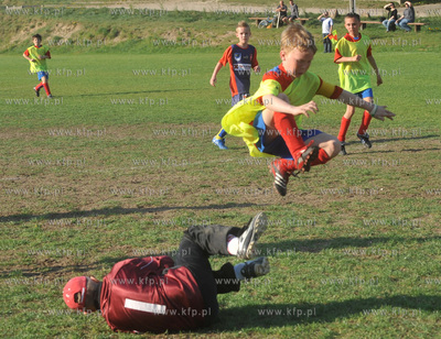 Mlodzi pilkarze na boisku w Sulminie. Mecz pilkarski...