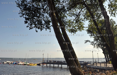 Swarzewo nad Zatoka Pucka. Male molo z zacumowanymi...