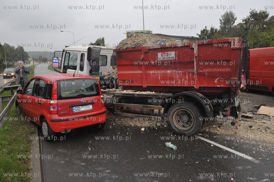 Wypadek autobusu miejskiego, samochodu ciezarowego...
