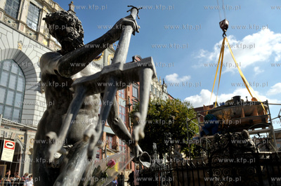 Gdansk. Demontaz figury Neptuna z fontanny na Dlugim...