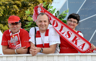 Gdansk. Mistrzostwa europy w pilce noznej. Kibice ogladaja...