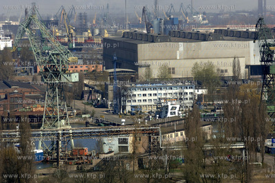 Gdansk. Widok z wiezowca zieleniak na Stocznie Gdanska...