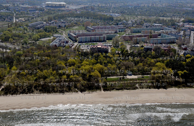 Gdansk Brzezno z lotu ptaka.Park i plaza. W oddali...