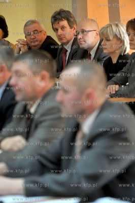 Sesja Rady Miejskiej w Zukowie. W glebi od lewej burmistrz...