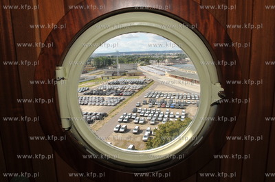 Gdansk Nowy Port. Stara latarnia morska. Widok na samochody...