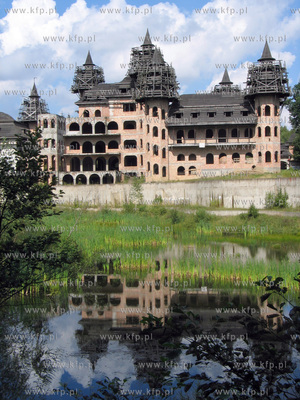 Budowa prywatnego zamku w Lapalicach na Kaszubach.30.08.2004Fot....