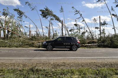 Skutki wichury na Pomorzu. Szosa  pomiędzy miejscowościami...