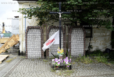 Stocznia Nauta w Gdyni na ul. Waszyngtona. Krzyż na...