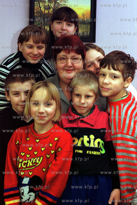 Henryka Strychalska ( dawniej Krzywonos) w otoczniu...